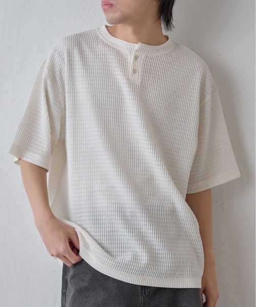 COLONY 2139（コロニートゥーワンスリーナイン）の「エアリーアイレットヘンリーネック半袖Tシャツ（Tシャツ/カットソー・メンズ・グレー/アイボリー/ブラック・MEDIUM/LARGE）」の2枚目の写真