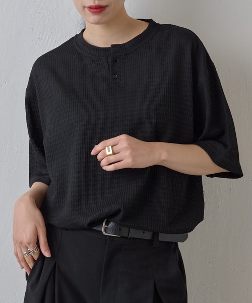 COLONY 2139（コロニートゥーワンスリーナイン）の「エアリーアイレットヘンリーネック半袖Tシャツ（Tシャツ/カットソー・メンズ・グレー/アイボリー/ブラック・MEDIUM/LARGE）」の3枚目の写真