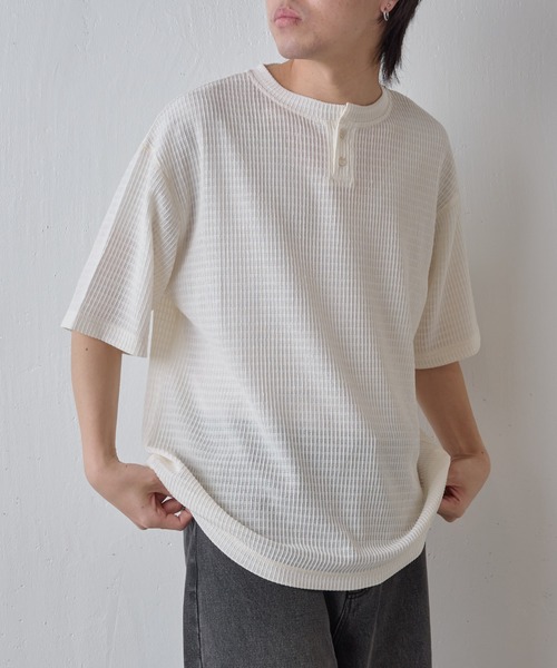 COLONY 2139（コロニートゥーワンスリーナイン）の「エアリーアイレットヘンリーネック半袖Tシャツ（Tシャツ/カットソー・メンズ・グレー/アイボリー/ブラック・MEDIUM/LARGE）」の8枚目の写真