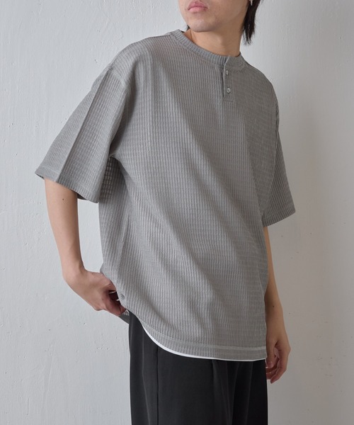 COLONY 2139（コロニートゥーワンスリーナイン）の「エアリーアイレットヘンリーネック半袖Tシャツ（Tシャツ/カットソー・メンズ・グレー/アイボリー/ブラック・MEDIUM/LARGE）」の15枚目の写真