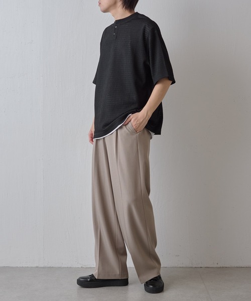 COLONY 2139（コロニートゥーワンスリーナイン）の「エアリーアイレットヘンリーネック半袖Tシャツ（Tシャツ/カットソー・メンズ・グレー/アイボリー/ブラック・MEDIUM/LARGE）」の21枚目の写真