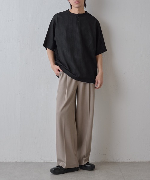 COLONY 2139（コロニートゥーワンスリーナイン）の「エアリーアイレットヘンリーネック半袖Tシャツ（Tシャツ/カットソー・メンズ・グレー/アイボリー/ブラック・MEDIUM/LARGE）」の20枚目の写真