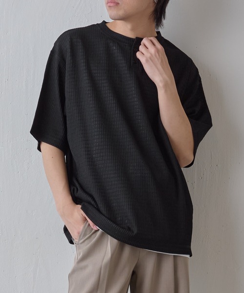 COLONY 2139（コロニートゥーワンスリーナイン）の「エアリーアイレットヘンリーネック半袖Tシャツ（Tシャツ/カットソー・メンズ・グレー/アイボリー/ブラック・MEDIUM/LARGE）」の4枚目の写真