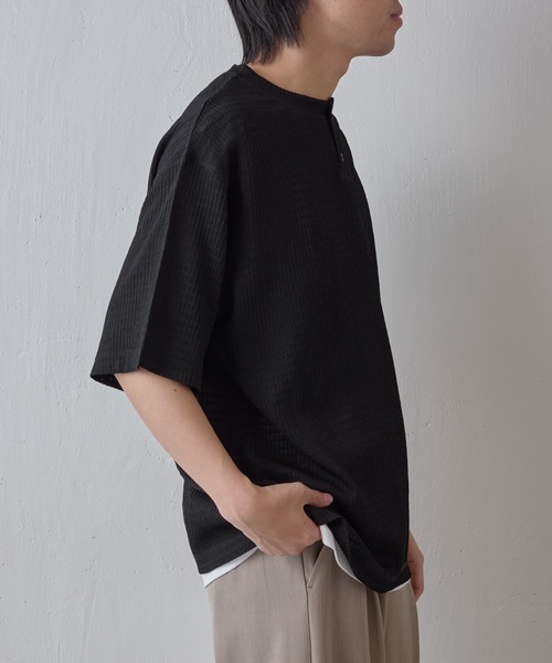 COLONY 2139（コロニートゥーワンスリーナイン）の「エアリーアイレットヘンリーネック半袖Tシャツ（Tシャツ/カットソー・メンズ・グレー/アイボリー/ブラック・MEDIUM/LARGE）」の7枚目の写真