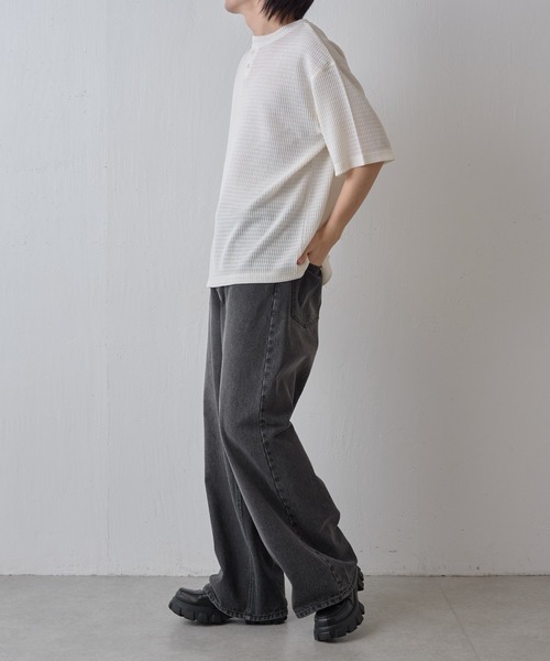 COLONY 2139（コロニートゥーワンスリーナイン）の「エアリーアイレットヘンリーネック半袖Tシャツ（Tシャツ/カットソー・メンズ・グレー/アイボリー/ブラック・MEDIUM/LARGE）」の17枚目の写真