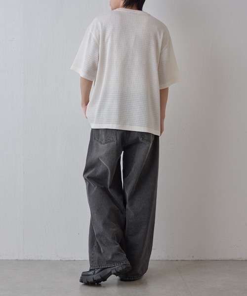 COLONY 2139（コロニートゥーワンスリーナイン）の「エアリーアイレットヘンリーネック半袖Tシャツ（Tシャツ/カットソー・メンズ・グレー/アイボリー/ブラック・MEDIUM/LARGE）」の18枚目の写真