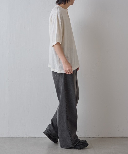 COLONY 2139（コロニートゥーワンスリーナイン）の「エアリーアイレットヘンリーネック半袖Tシャツ（Tシャツ/カットソー・メンズ・グレー/アイボリー/ブラック・MEDIUM/LARGE）」の19枚目の写真