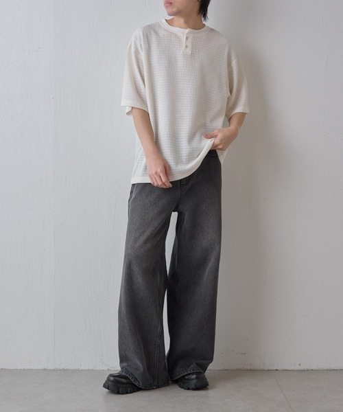 COLONY 2139（コロニートゥーワンスリーナイン）の「エアリーアイレットヘンリーネック半袖Tシャツ（Tシャツ/カットソー・メンズ・グレー/アイボリー/ブラック・MEDIUM/LARGE）」の16枚目の写真