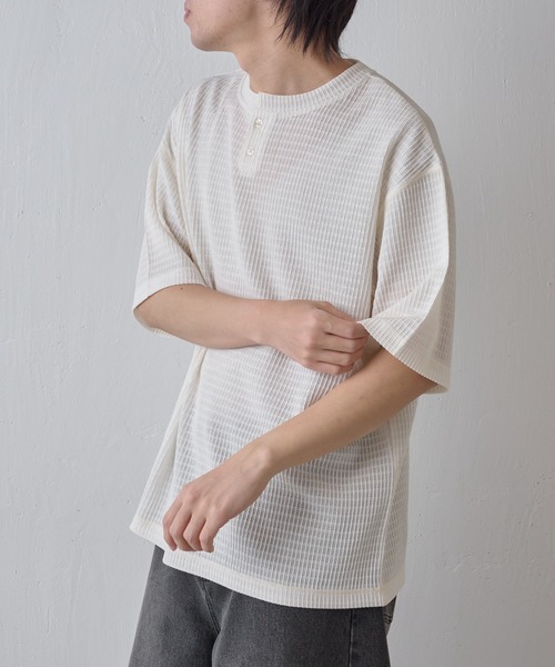 COLONY 2139（コロニートゥーワンスリーナイン）の「エアリーアイレットヘンリーネック半袖Tシャツ（Tシャツ/カットソー・メンズ・グレー/アイボリー/ブラック・MEDIUM/LARGE）」の9枚目の写真