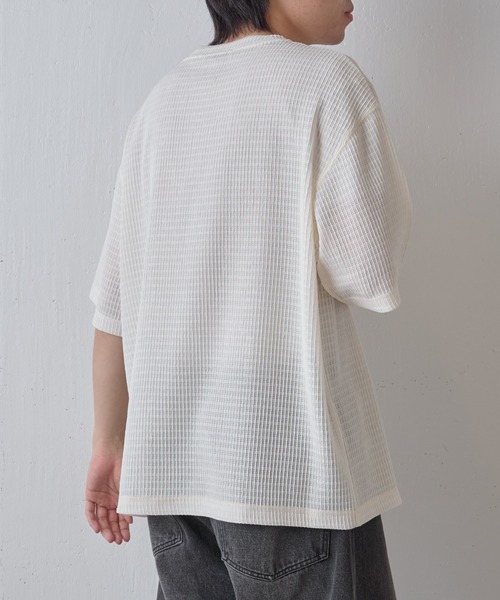 COLONY 2139（コロニートゥーワンスリーナイン）の「エアリーアイレットヘンリーネック半袖Tシャツ（Tシャツ/カットソー・メンズ・グレー/アイボリー/ブラック・MEDIUM/LARGE）」の11枚目の写真