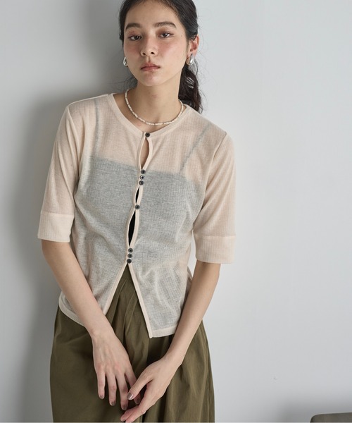 THE YOn(ザヨン)の「フロントホールスリットランダムボタンシアーカーデトップス(Tシャツ/カットソー・レディース・アイボリー/ブラック/バーガンディー/モカ・FREE)」の9枚目の写真