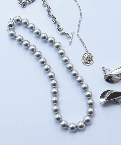 PICCIN(ピッチン)の「マグネット金具カラーパールネックレス(12mm)(ネックレス・レディース・ゴールド/オフホワイト/シルバー・FREE)」の1枚目の写真