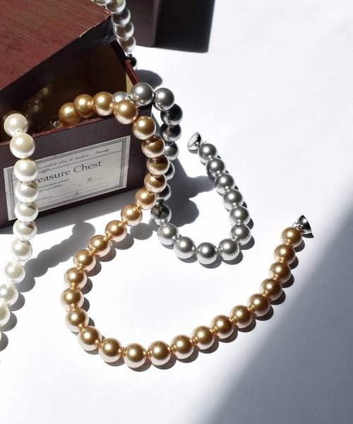 PICCIN(ピッチン)の「マグネット金具カラーパールネックレス(12mm)(ネックレス・レディース・ゴールド/オフホワイト/シルバー・FREE)」の3枚目の写真