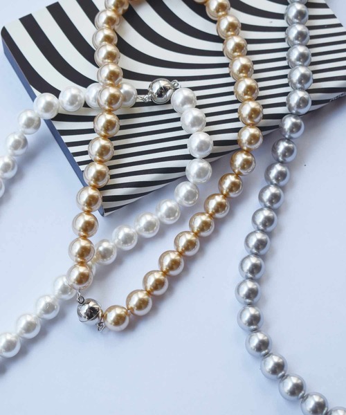 PICCIN(ピッチン)の「マグネット金具カラーパールネックレス(12mm)(ネックレス・レディース・ゴールド/オフホワイト/シルバー・FREE)」の4枚目の写真