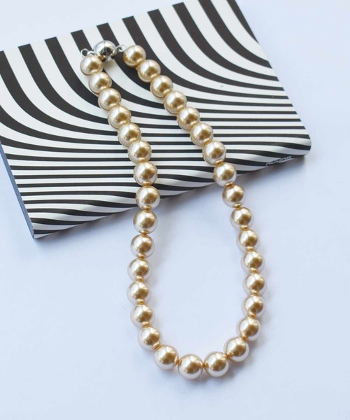 PICCIN(ピッチン)の「マグネット金具カラーパールネックレス(12mm)(ネックレス・レディース・ゴールド/オフホワイト/シルバー・FREE)」の9枚目の写真