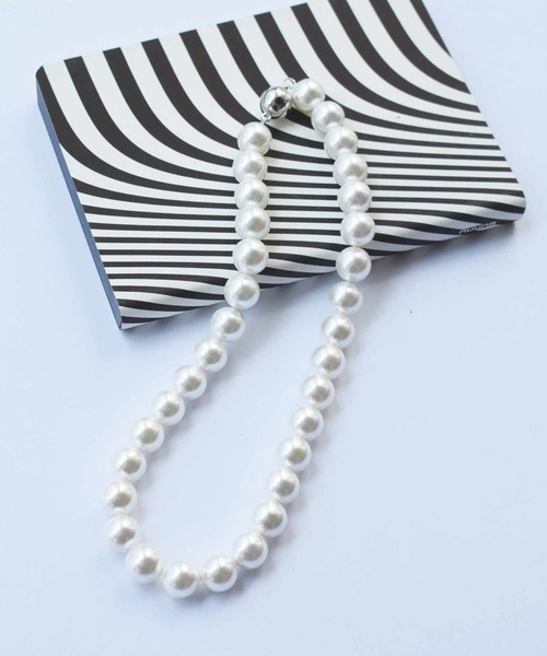 PICCIN(ピッチン)の「マグネット金具カラーパールネックレス(12mm)(ネックレス・レディース・ゴールド/オフホワイト/シルバー・FREE)」の7枚目の写真