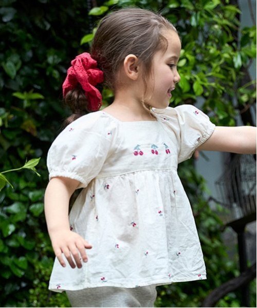 petit main（プティマイン）の「チェリー刺しゅうパフブラウス（シャツ/ブラウス・キッズ・アイボリー/ライトブルー・120cm/90cm/100cm/130cm/80ｃｍ/110cm）」の17枚目の写真