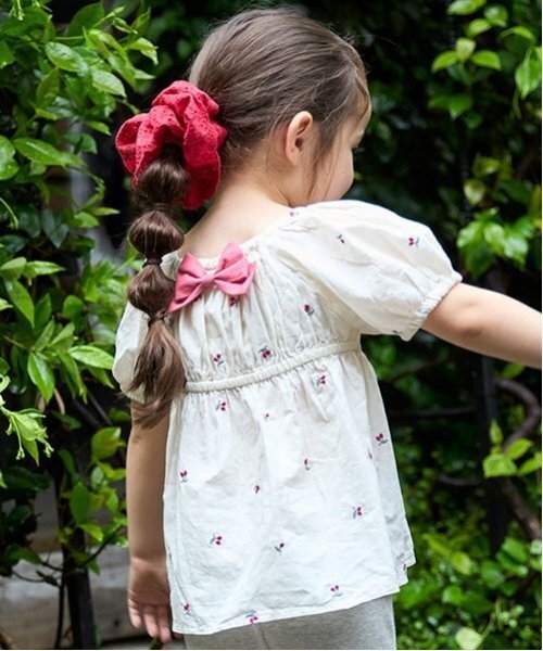 petit main（プティマイン）の「チェリー刺しゅうパフブラウス（シャツ/ブラウス・キッズ・アイボリー/ライトブルー・120cm/90cm/100cm/130cm/80ｃｍ/110cm）」の11枚目の写真