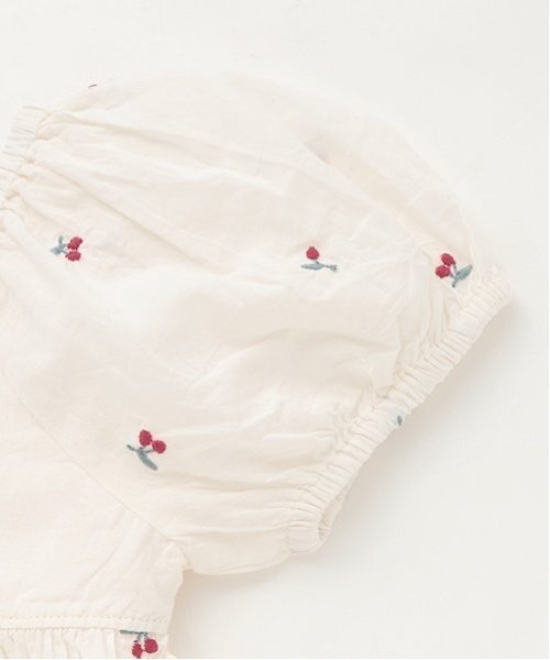 petit main（プティマイン）の「チェリー刺しゅうパフブラウス（シャツ/ブラウス・キッズ・アイボリー/ライトブルー・120cm/90cm/100cm/130cm/80ｃｍ/110cm）」の6枚目の写真