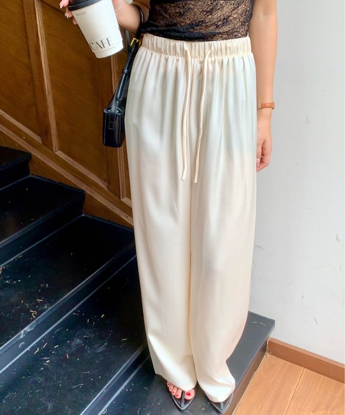 everycoco（エブリーココ）の「リラックスサテンワイドパンツ（その他パンツ・レディース・アイボリー/ベージュ・M/L）」の16枚目の写真