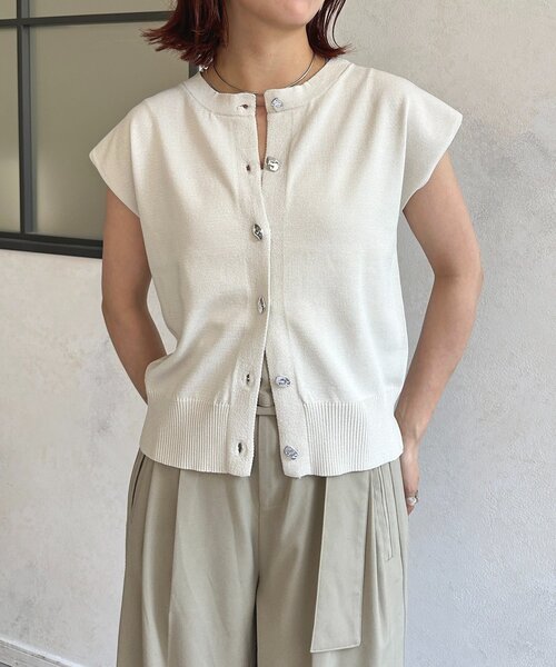 Thevon(ゼボン)の「ニュアンスボタンフレンチカーディガン(ニット/セーター・レディース・アイボリー/ブラック/ブラウン・FREE)」の4枚目の写真