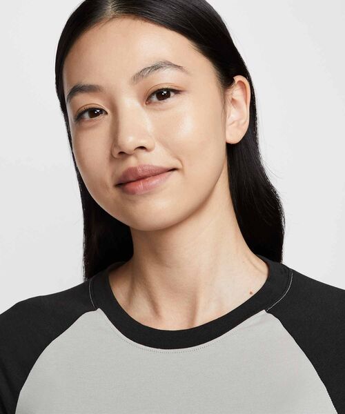 NIKE（ナイキ）の「ナイキ スポーツウェア チル ニット ウィメンズ スリム グラフィック Tシャツ / Nike Sportswear Chill Knit Women's Slim Graphic T-Shirt HV4993-077 Light Smoke Grey（Tシャツ/カットソー・レディース・スモークグレー・XS/XL/L/S/M）」の11枚目の写真