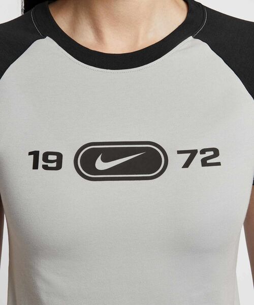 NIKE（ナイキ）の「ナイキ スポーツウェア チル ニット ウィメンズ スリム グラフィック Tシャツ / Nike Sportswear Chill Knit Women's Slim Graphic T-Shirt HV4993-077 Light Smoke Grey（Tシャツ/カットソー・レディース・スモークグレー・XS/XL/L/S/M）」の12枚目の写真