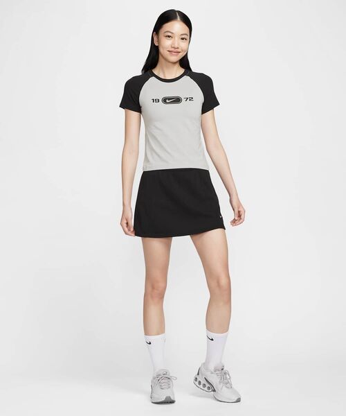 NIKE（ナイキ）の「ナイキ スポーツウェア チル ニット ウィメンズ スリム グラフィック Tシャツ / Nike Sportswear Chill Knit Women's Slim Graphic T-Shirt HV4993-077 Light Smoke Grey（Tシャツ/カットソー・レディース・スモークグレー・XS/XL/L/S/M）」の13枚目の写真