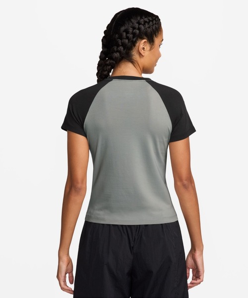 NIKE（ナイキ）の「ナイキ スポーツウェア チル ニット ウィメンズ スリム グラフィック Tシャツ / Nike Sportswear Chill Knit Women's Slim Graphic T-Shirt HV4993-077 Light Smoke Grey（Tシャツ/カットソー・レディース・スモークグレー・XS/XL/L/S/M）」の2枚目の写真
