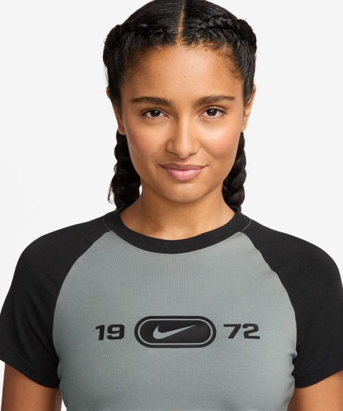 NIKE（ナイキ）の「ナイキ スポーツウェア チル ニット ウィメンズ スリム グラフィック Tシャツ / Nike Sportswear Chill Knit Women's Slim Graphic T-Shirt HV4993-077 Light Smoke Grey（Tシャツ/カットソー・レディース・スモークグレー・XS/XL/L/S/M）」の3枚目の写真