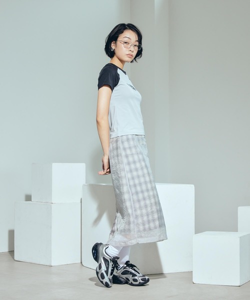 NIKE（ナイキ）の「ナイキ スポーツウェア チル ニット ウィメンズ スリム グラフィック Tシャツ / Nike Sportswear Chill Knit Women's Slim Graphic T-Shirt HV4993-077 Light Smoke Grey（Tシャツ/カットソー・レディース・スモークグレー・XS/XL/L/S/M）」の6枚目の写真