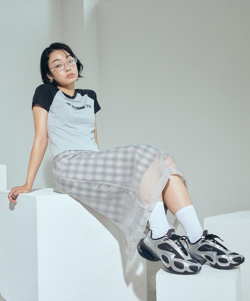 NIKE（ナイキ）の「ナイキ スポーツウェア チル ニット ウィメンズ スリム グラフィック Tシャツ / Nike Sportswear Chill Knit Women's Slim Graphic T-Shirt HV4993-077 Light Smoke Grey（Tシャツ/カットソー・レディース・スモークグレー・XS/XL/L/S/M）」の7枚目の写真