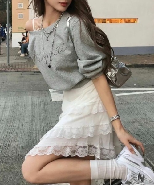 LADY LIKE(レディライク)の「ミニスタッズロゴワンショルダースウェット(スウェット・レディース・グレー/ブラック・M/S)」の17枚目の写真