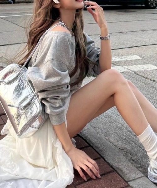 LADY LIKE(レディライク)の「ミニスタッズロゴワンショルダースウェット(スウェット・レディース・グレー/ブラック・M/S)」の16枚目の写真