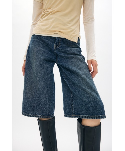 MOUSSY(マウジー)の「KNEE LENGTH バミューダパンツ(デニムパンツ・レディース・ブラック/ダークブルー・0/1/2)」の2枚目の写真