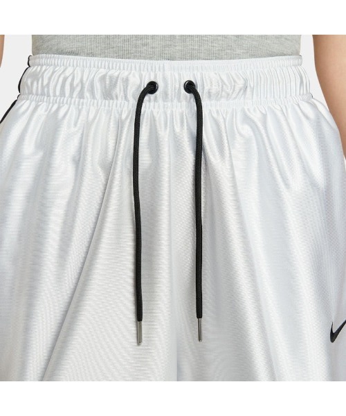 NIKE(ナイキ)の「NIKE Women's NSW Mid-Rise Oversized Mesh Shorts(ナイキ ウィメンズ NSW ミッドライズ オーバーサイズド メッシュ ショートパンツ)(その他パンツ・レディース・シルバー系・SMALL/MEDIUM/LARGE)」の4枚目の写真