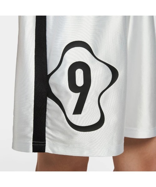 NIKE(ナイキ)の「NIKE Women's NSW Mid-Rise Oversized Mesh Shorts(ナイキ ウィメンズ NSW ミッドライズ オーバーサイズド メッシュ ショートパンツ)(その他パンツ・レディース・シルバー系・SMALL/MEDIUM/LARGE)」の6枚目の写真
