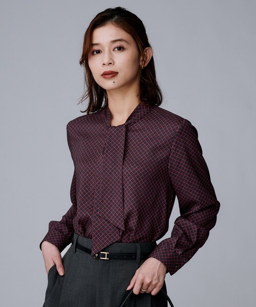 UNTITLED(アンタイトル)の「【ボウタイ/通勤スーツ/オフィス】スクエアプリントブラウス(シャツ/ブラウス・レディース・ホワイト系3/ネイビー系・00/01/02/03/04/44/46/48/50)」の1枚目の写真