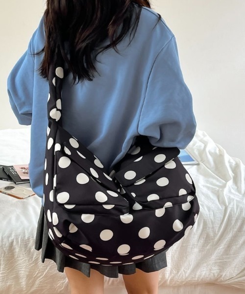 セール】【秋冬新作】アウトポケット付きドット柄メッセンジャーバッグ