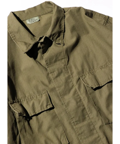 THRIFTY LOOK(スリフティールック)の「【U.S MILITARY】 BDU FATIGUE JACKET COTTON RIP-STOP COMMERCIAL MODEL OZONE WASHED (LONG)/ミリタリー【WEB限定】(ブルゾン・メンズ・グリーン系その他・XL/L)」の4枚目の写真
