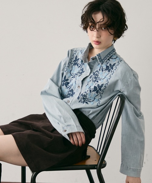 Trish（トリッシュ）の「オリエンタル刺繍デニムシャツ（シャツ/ブラウス・レディース・ネイビー/サックスブルー・FREE）」の2枚目の写真