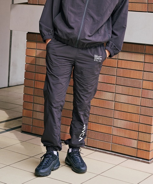 RVCA(ルーカ)の「RVCA メンズ MIL NYLON PT ロングパンツ 【2025年秋冬モデル】/ルーカワッシャーナイロンパンツ(SET UP・セットアップ可能・空港コーデ)(その他パンツ・メンズ・ブラック/グレー・X-LARGE/LARGE/MEDIUM/SMALL)」の2枚目の写真