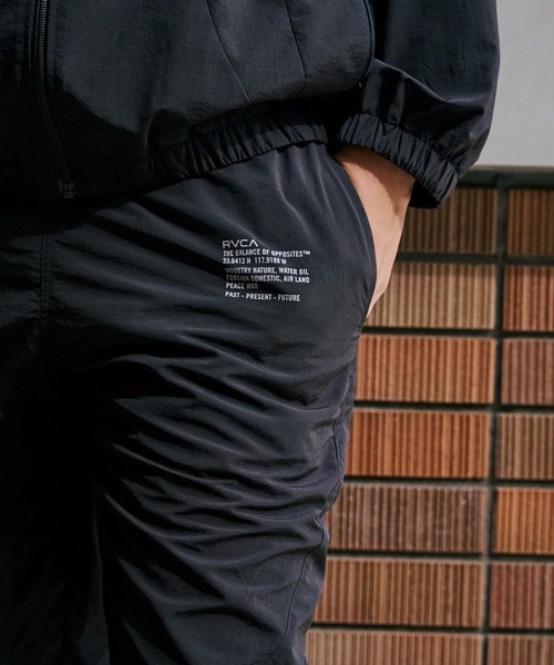 RVCA(ルーカ)の「RVCA メンズ MIL NYLON PT ロングパンツ 【2025年秋冬モデル】/ルーカワッシャーナイロンパンツ(SET UP・セットアップ可能・空港コーデ)(その他パンツ・メンズ・ブラック/グレー・X-LARGE/LARGE/MEDIUM/SMALL)」の4枚目の写真
