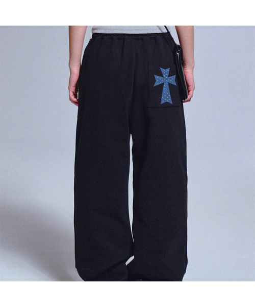 GRAVER（グレーバー）の「[ユニセックス]ドットクロスロゴ刺繍トレーニングワイドパンツ_2カラー（スウェットパンツ・レディース・杢グレー/ブラック/ブラック系その他2/ブラック系その他3/ブラック系その他4/ブラック系その他5/ブラック系その他6/グレー系その他2/グレー系その他3/グレー系その他4/グレー系その他5/グレー系その他6/ブラックミックス/ライトグレー/ブラック×ピンク・MEDIUM/LARGE）」の4枚目の写真