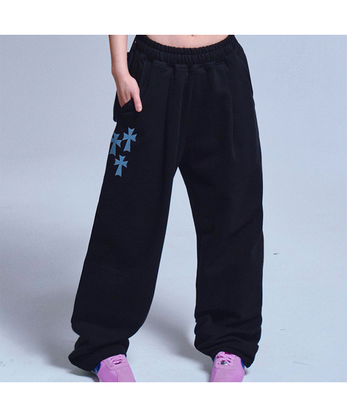 GRAVER（グレーバー）の「[ユニセックス]ドットクロスロゴ刺繍トレーニングワイドパンツ_2カラー（スウェットパンツ・レディース・杢グレー/ブラック/ブラック系その他2/ブラック系その他3/ブラック系その他4/ブラック系その他5/ブラック系その他6/グレー系その他2/グレー系その他3/グレー系その他4/グレー系その他5/グレー系その他6/ブラックミックス/ライトグレー/ブラック×ピンク・MEDIUM/LARGE）」の7枚目の写真