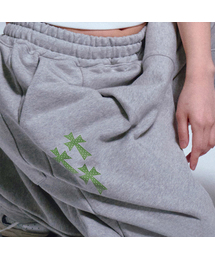 GRAVER（グレーバー）の「[ユニセックス]DOT CROSSロゴ刺繍トレーニングピンタックワイドパンツ_10カラー（スウェットパンツ）」