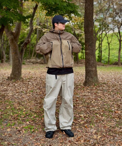 MUSINSA STANDARD（ムシンサスタンダード）の「[シティレジャー] CN ワイドベルトパラシュートパンツ [グレイッシュベージュ]（その他パンツ・メンズ・その他・40/38/42/36/34/32/30/26/27/28/29/33/31）」の17枚目の写真