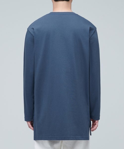 MUSINSA STANDARD（ムシンサスタンダード）の「レイヤードクルーネック長袖Tシャツ_ロング丈 [ミッドナイトブルー]（Tシャツ/カットソー・メンズ・その他・SMALL/MEDIUM/LARGE/X-SMALL）」の4枚目の写真