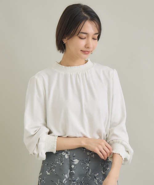 KATHARINE ROSS(キャサリンロス)の「【KATHARINE ROSS】シャーリング襟ブラウス(シャツ/ブラウス・レディース・ブルー/アイボリー/ライトグレー・FREE)」の2枚目の写真