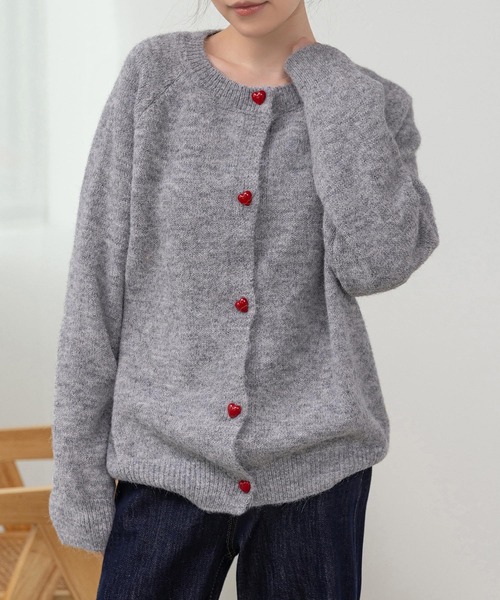 DAY CLOSET（デイ クローゼット）の「ぷっくりハートボタンがCute。長袖ノーカラーニットカーディガン レディース（カーディガン/ボレロ・レディース・ブルー/ネイビー/オートミール/グレー・FREE）」の2枚目の写真